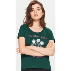 Koszulka z nadrukiem - Khaki. Bluzki damskie marki Cropp. W wyprzedaży za 9.99 zł.