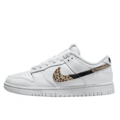 Buty do chodzenia dla dorosłych Nike Dunk Low Animal Print White. Białe obuwie sportowe damskie Nike, bez wzorów, z materiału, tenisowe, Inne modele. Za 988.48 zł.