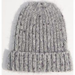 Czapka beanie z lureksu - Jasny szar. Czapki i kapelusze damskie marki WED'ZE. W wyprzedaży za 14.99 zł.