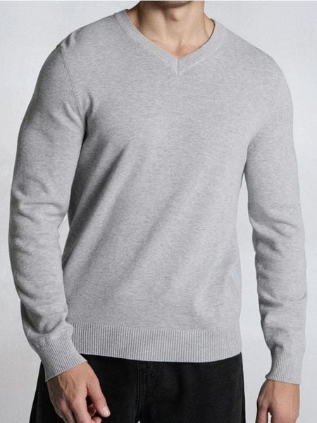 Bawełniany sweter z dekoltem V - szary. Szare swetry przez głowę męskie Sinsay, l, bez wzorów, z bawełny, bez kołnierzyka. Za 29.99 zł.