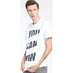 T-shirt męski TSM007 - biały. Białe t-shirty męskie 4f, na lato, z nadrukiem, z bawełny. W wyprzedaży za 39.99 zł.