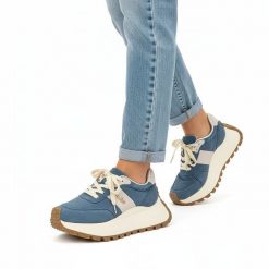 Sneakersy damskie Filippo cholewka z naturalnej skóry zamszowej z kontrastowym panelem bocznym i klasycznym sznurowaniem z metalowym logo masywna bry. Niebieskie półbuty damskie Filippo, bez wzorów, ze skóry, klasyczne, bez obcasa, na platformie, bez zapięcia. Za 239.00 zł.