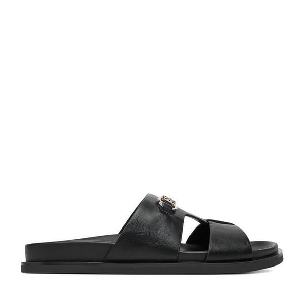 Klapki Nine West. Czarne klapki damskie Nine West, bez wzorów, bez obcasa. Za 169.99 zł.