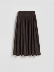 Plisowana spódnica midi - ciemnobrązowy. Brązowe spódnice damskie Reserved, l, bez wzorów, z tkaniny, midi, rozkloszowane. Za 119.99 zł.