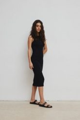 Dopasowana sukienka bez rękawów w kolorze TOTALLY BLACK - TARMA-M. Czarne sukienki damskie Marsala, na co dzień, na lato, m, bez wzorów, z dzianiny, eleganckie, bez kołnierzyka, bez ramiączek, midi, dopasowane. Za 249.90 zł.