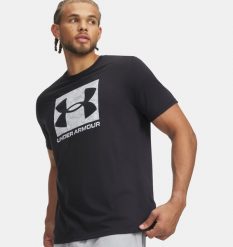 Under Armour UA ABC CAMO BOXED LOGO SS Koszulka męska. Czarne koszulki sportowe męskie Under Armour, m, bez wzorów, z bawełny, bez kołnierzyka, bez ramiączek, na fitness i siłownię. W wyprzedaży za 104.99 zł.