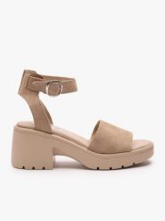 Piaskowe sandały na traperowym spodzie. Brązowe sandały damskie Ryłko, bez wzorów, ze skóry, bez obcasa, na obcasie, bez zapięcia. Za 379.99 zł.