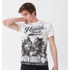 T-shirt z marmurowym printem - Kremowy. Białe t-shirty męskie House, l, bez wzorów, bez kołnierzyka. W wyprzedaży za 39.99 zł.