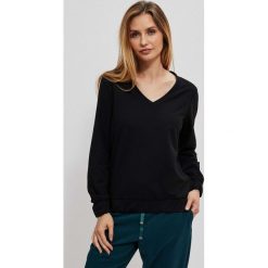 Bluza z długimi rękawami i dekoltem V czarna. Czarne bluzy damskie MOODO, xs, bez wzorów, z bawełny, bez kaptura. W wyprzedaży za 17.99 zł.