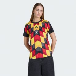 Koszulka domowa przedmeczowa Niemcy 26. Czarne koszulki sportowe damskie Adidas, l, bez wzorów, z materiału, bez kołnierzyka, bez ramiączek, na fitness i siłownię, climacool (adidas). Za 299.00 zł.