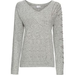 Sweter z miękkiej dzianiny o splocie drobnych oczek, z perełkami bonprix jasnoszary melanż. Swetry damskie marki bonprix. Za 49.99 zł.