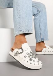 Białe Rockowe Klapki Mule Zdobione Klamrami i Biżuteryjnymi Aplikacjami Tidanoriel. Białe klapki damskie Renee, z aplikacjami, z jeansu, eleganckie, bez obcasa, na płaskiej podeszwie. Za 49.99 zł.