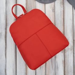 Plecaczek damski skórzany czerwony mały plecak miejski Abruzzo ABR-38-RD. Czerwone plecaki damskie bez wzorów, ze skóry, eleganckie. Za 179.00 zł.