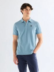 MESKA KOSZULKA WRANGLER POLO SHIRT CAPTAINS BLUE 112378448. Niebieskie koszulki polo męskie Wrangler, m, bez wzorów, bez ramiączek. Za 99.99 zł.