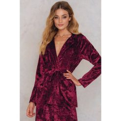 NA-KD Party Aksamitna marynarka z wiązaniem w talii - Red. Żakiety damskie marki NA-KD Party. Za 202.95 zł.