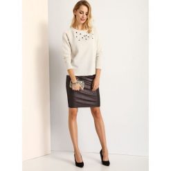 BLUZA NIEROZPINANA DAMSKA Z KRYSZTAŁKAMI, Z APLIKACJĄ. Bluzy damskie TOP SECRET. W wyprzedaży za 59.99 zł.