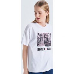 Koszulka z nadrukiem Romeo i Julia - Biały. T-shirty damskie marki Cropp. W wyprzedaży za 29.99 zł.