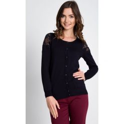 Klasyczny zapinany sweter QUIOSQUE. Kardigany damskie marki QUIOSQUE. W wyprzedaży za 49.99 zł.