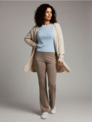 Bluzka swetrowa z prążkowanej dzianiny - błękitny. Niebieskie bluzki damskie Sinsay, l, bez wzorów, z dzianiny, bez kołnierzyka, bez ramiączek. Za 39.99 zł.