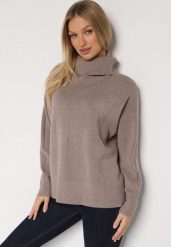 Ciemnobeżowy Golf w Klasycznym Stylu Linagela. Brązowe swetry damskie Born2be, bez wzorów, z jeansu, klasyczne, bez kołnierzyka, bez ramiączek, bez kaptura. Za 79.99 zł.