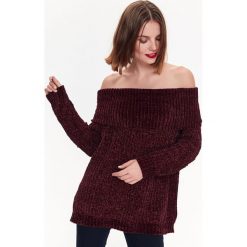 SWETER Z SZENILI, W MODNYM FASONIE Z ODSŁONIĘTYMI RAMIONAMI. Swetry damskie marki TOP SECRET. W wyprzedaży za 39.99 zł.