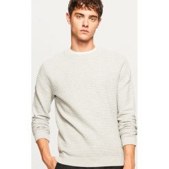 Sweter ze strukturalnej dzianiny - Jasny szar. Swetry przez głowę męskie marki Reserved. W wyprzedaży za 69.99 zł.