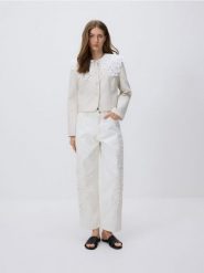 Marynarka z koronkowym kołnierzykiem - beżowy. Brązowe żakiety damskie Reserved, l, bez wzorów, z koronki, klasyczne. Za 239.99 zł.