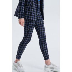 Jegginsy chino w kratkę - Granatowy. Legginsy damskie marki Cropp. Za 89.99 zł.