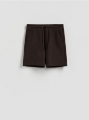 Strukturalne szorty regular fit - brązowy. Brązowe szorty męskie Reserved, l, bez wzorów, z bawełny. Za 99.99 zł.