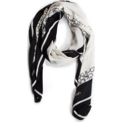 Szal CALVIN KLEIN - Geo Quilt Scarf K60K605145 001. Szaliki i chusty damskie marki Calvin Klein. Za 179.00 zł.