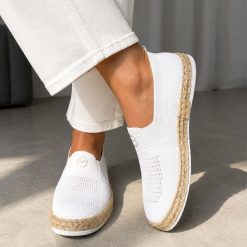 Białe espadryle damskie Vinceza 13659. Białe espadryle damskie VINCEZA, na lato, bez wzorów, z bawełny, eleganckie, z okrągłym noskiem, bez obcasa, bez zapięcia. W wyprzedaży za 116.10 zł.