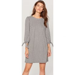 Sukienka mini w kratkę - Szary. Sukienki damskie marki Mohito. W wyprzedaży za 59.99 zł.