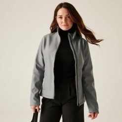 Softshell roboczy damski Ablaze. Szare kurtki sportowe damskie Regatta, na jesień, bez wzorów, z softshellu, bez kaptura, trekkingowe. W wyprzedaży za 199.99 zł.