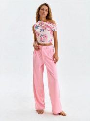 Eleganckie klasyczne spodnie z domieszką wiskozy - różowy. Czerwone spodnie materiałowe damskie Sinsay, l, bez wzorów, z wiskozy. Za 59.99 zł.