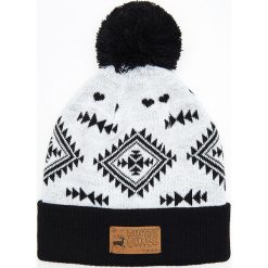Wzorzysta czapka z pomponem - Biały. Białe czapki i kapelusze męskie Cropp. Za 39.99 zł.