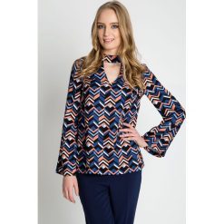 Wzorzysta bluzka z chokerem i poszerzanymi rękawami BIALCON. Szare bluzki damskie BIALCON, w jednolite wzory, eleganckie, z chokerem. W wyprzedaży za 172.00 zł.