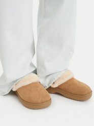 Crocs Klapki Classic Unfurgettable Suede Clog 212106 Beżowy. Brązowe klapki damskie Crocs, bez wzorów, ze skóry, bez obcasa. Za 269.99 zł.