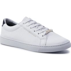 Sneakersy TOMMY HILFIGER - Essential Sneaker FW0FW03682 Rwb 020. Białe półbuty damskie marki Tommy Hilfiger, bez wzorów, z materiału. Za 449.00 zł.