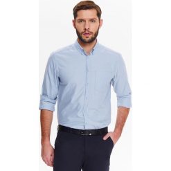 KOSZULA MĘSKA TALIOWANA Z TKANINY OXFORD Z KOŁNIERZEM TYPU BUTTON DOWN. Koszule męskie marki TOP SECRET. W wyprzedaży za 59.99 zł.