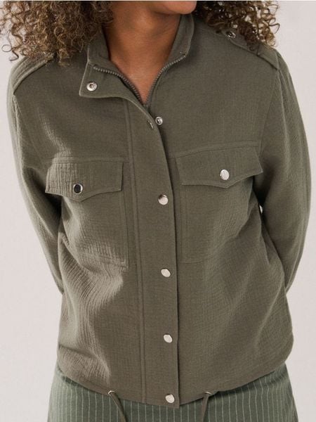 Bawełniana kurtka z kieszeniami piersiowymi - zielony. Zielone kurtki damskie Sinsay, l, bez wzorów, z bawełny, bez kaptura. W wyprzedaży za 39.99 zł.