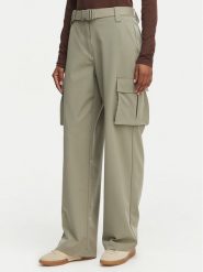 Guess Spodnie materiałowe W6GB01 W1416 Khaki Regular Fit. Brązowe spodnie materiałowe damskie Guess, l, z aplikacjami, z materiału. Za 654.99 zł.