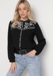 Czarna Koszula z Bawełny w Stylu Boho Zdobiona Haftem Gonilwen. Czarne bluzki damskie Born2be, l, z aplikacjami, z bawełny, boho, bez kołnierzyka, bez ramiączek. Za 109.99 zł.