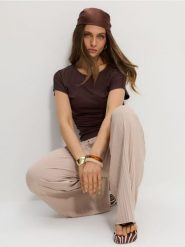Plisowane spodnie wide leg z elastycznym pasem - kremowy. Białe spodnie materiałowe damskie Sinsay, l, bez wzorów. Za 39.99 zł.