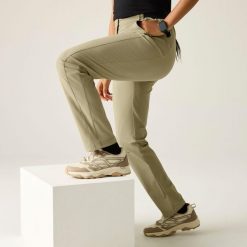 Spodnie turystyczne dla kobiet Regatta Light II. Brązowe spodnie sportowe damskie Regatta, bez wzorów, trekkingowe. Za 199.99 zł.