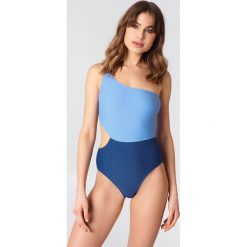 NA-KD Swimwear Kostium kąpielowy na jedno ramię Color Block - Blue. Kostiumy jednoczęściowe damskie marki NA-KD Swimwear. W wyprzedaży za 33.90 zł.