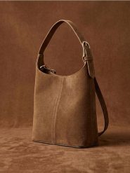 Zamszowa torebka z naturalnej skóry z odpinanym paskiem - brązowy. Brązowe torebki do ręki damskie Sinsay, bez wzorów, ze skóry, zamszowe, bez dodatków. Za 99.99 zł.