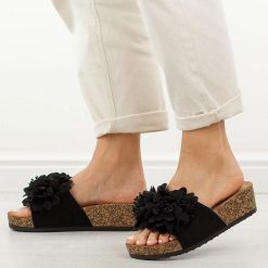 Czarne klapki damskie Potocki 17300. Czarne klapki damskie POTOCKI, z aplikacjami, z jeansu, eleganckie, bez obcasa, na koturnie. Za 89.00 zł.