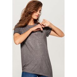 Koszulka z aplikacją - Szary. Szare t-shirty damskie Mohito, z aplikacjami. W wyprzedaży za 39.99 zł.