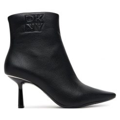 Botki DKNY. Czarne botki damskie DKNY, bez obcasa, na szpilce, bez zapięcia. Za 769.99 zł.