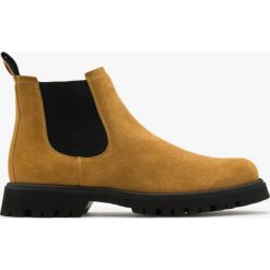 Brązowy sztyblet z kolorową taśmą TRAVIS. Brązowe botki męskie Ryłko, bez wzorów, z tkaniny, bez zapięcia. Za 499.99 zł.